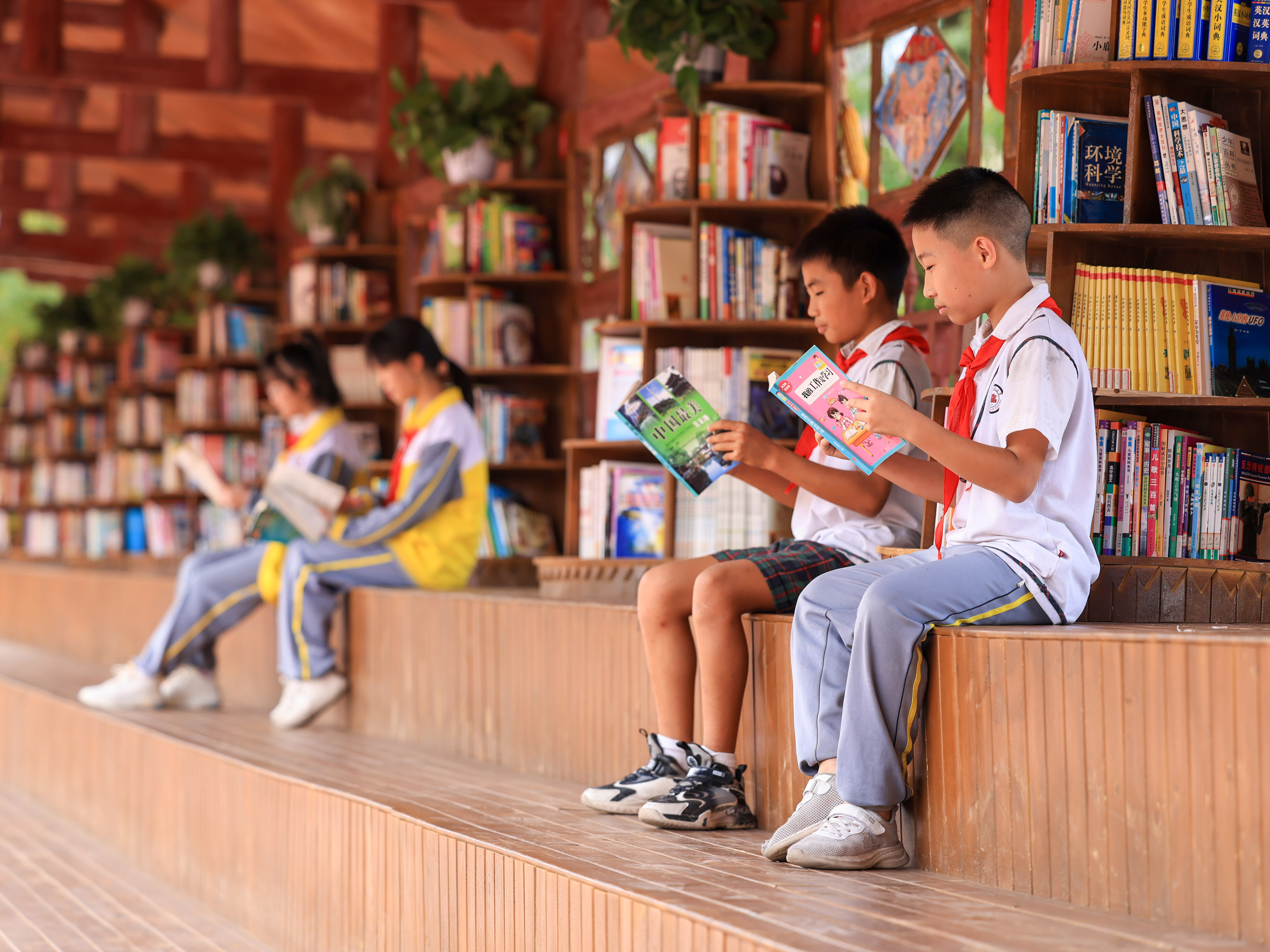 贵州玉屏：校园图书阅览长廊受欢迎