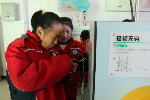 学生操作体验科普仪器“窥视无穷”.JPG