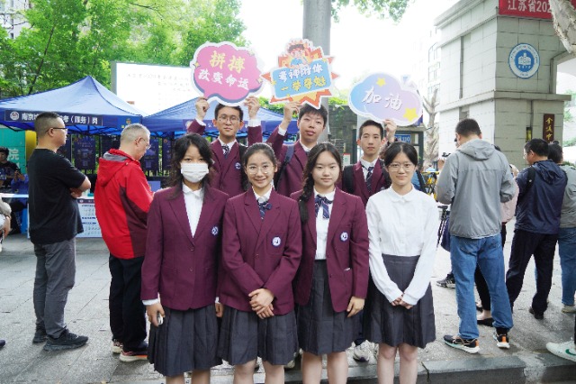 2024-6-7南京市第九中学高一学生为高三学子加油助威-沈新雨摄DSC09735.JPG