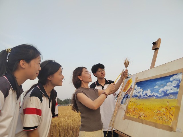 田间研学绘“丰”景
