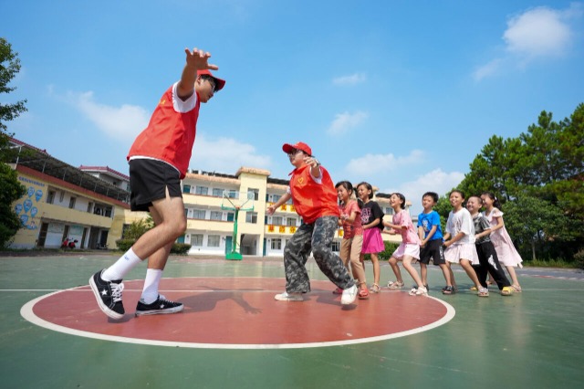 江西吉安：大学生支教关爱留守儿童
