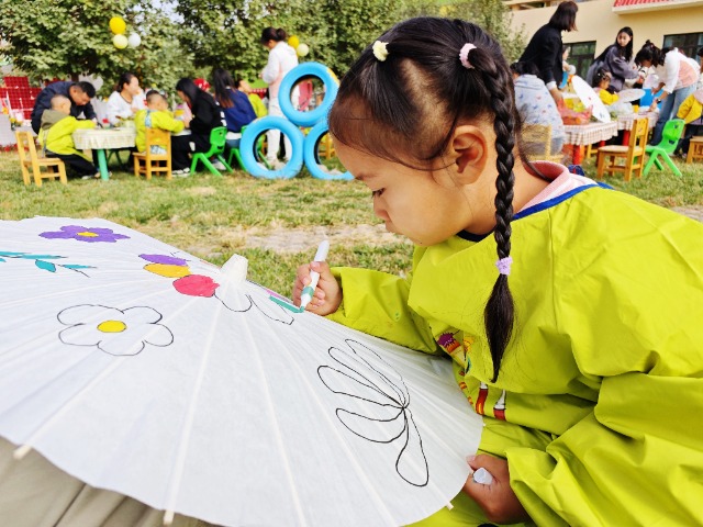 小班幼儿手绘伞面。鲁雅芳 摄.jpg