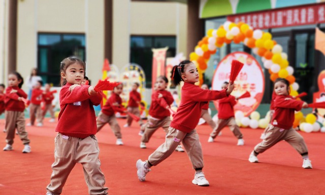幼儿表演轻器械操《强国少年》，为祖国妈妈献礼。杨海燕 摄.jpg