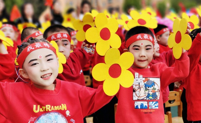 幼儿演唱红歌《童心向党》，为祖国妈妈送上生日祝福。杨海燕 摄.jpg