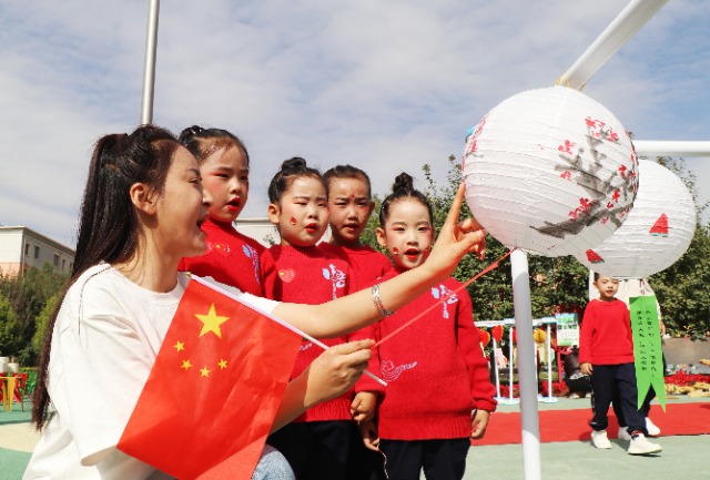 幼儿在猜灯谜活动中感受传统游戏的趣味与智慧。鲁雅芳 摄.jpg