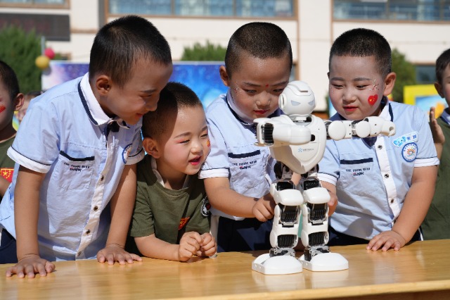 机器人与幼儿互动 刘婷摄.JPG
