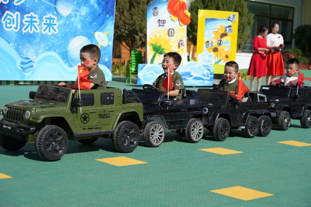 装甲小兵方阵展示 刘婷摄.JPG