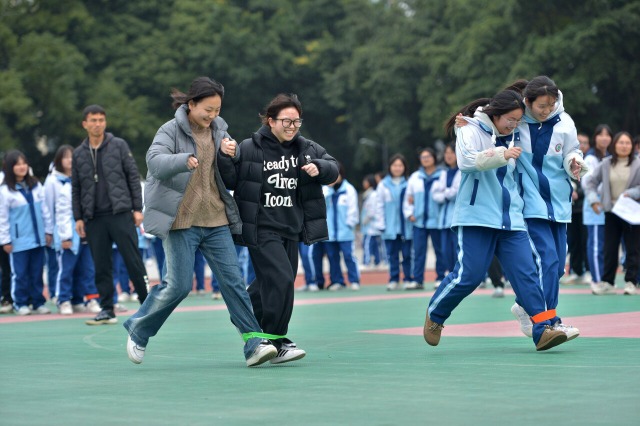 四川内江：趣味减压 快乐成长