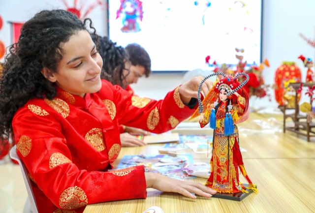 山东青岛：非遗迎新春 文化连世界