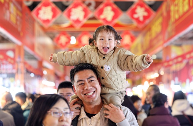 甘肃兰州：萌娃童颜添年味