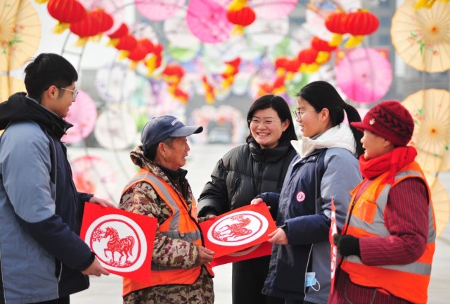 江苏睢宁：小年送福到街头 剪纸致敬环卫工