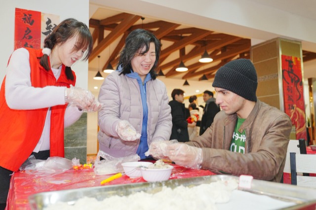 重庆北碚：关爱留校学生 感受新春年味