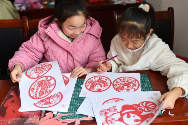 山东青岛：剪窗花 迎新春