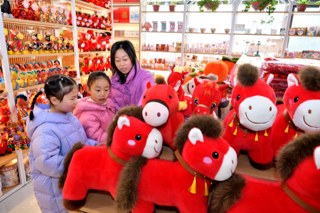 湖北保康：萌娃选购饰品迎新春