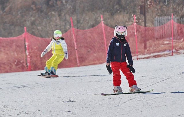 河北秦皇岛：乐享滑雪迎新春