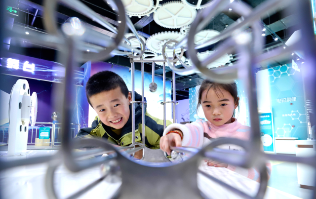 甘肃临泽：寒假科技馆里探索奇妙科技之旅