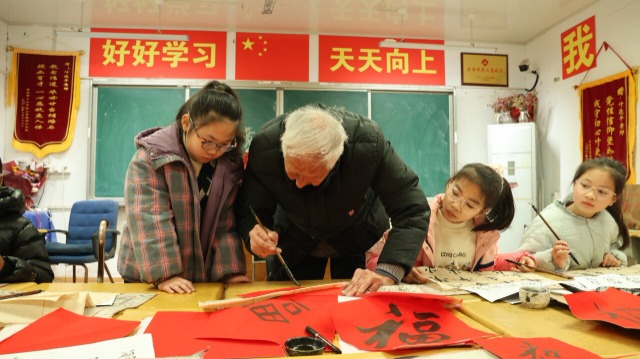 安徽和县：红纸写福暖童心