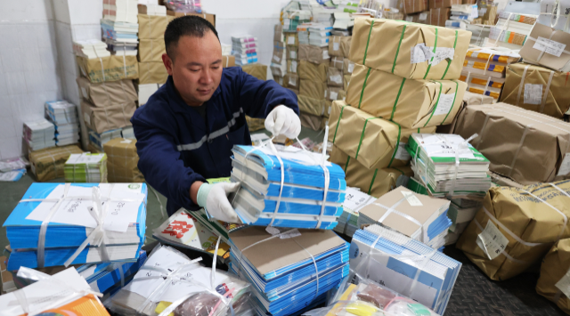 江苏连云港：运送教材迎开学