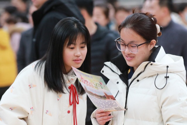 山东高密：新春招聘助就业