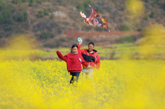云南陆良：春光正好 童趣盎然