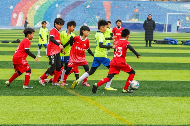 山东淄博：绿茵场上少年逐梦