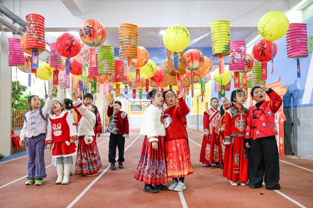 安徽合肥：猜灯谜，闹元宵