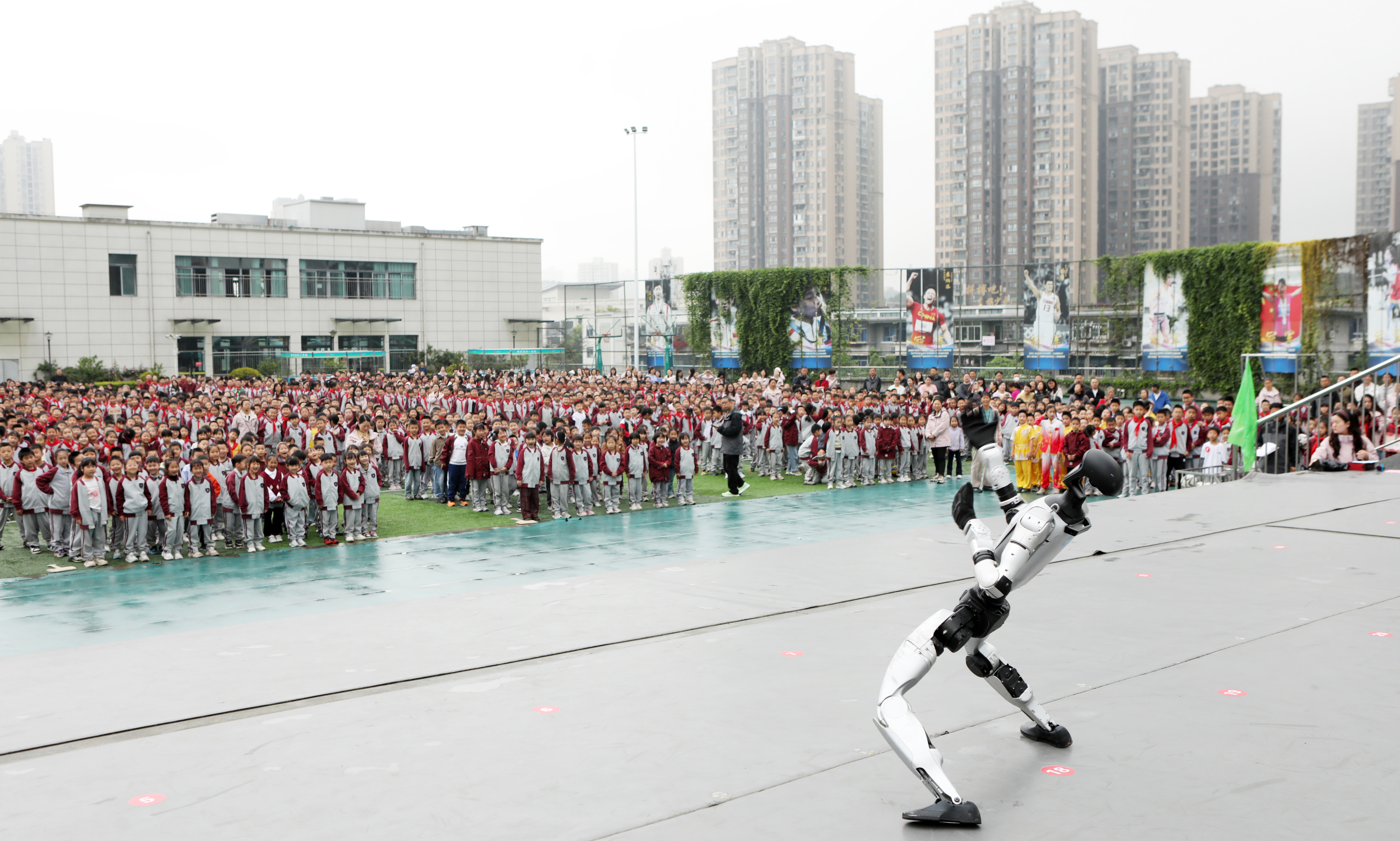 重庆永川：机器人舞蹈点燃校园运动会