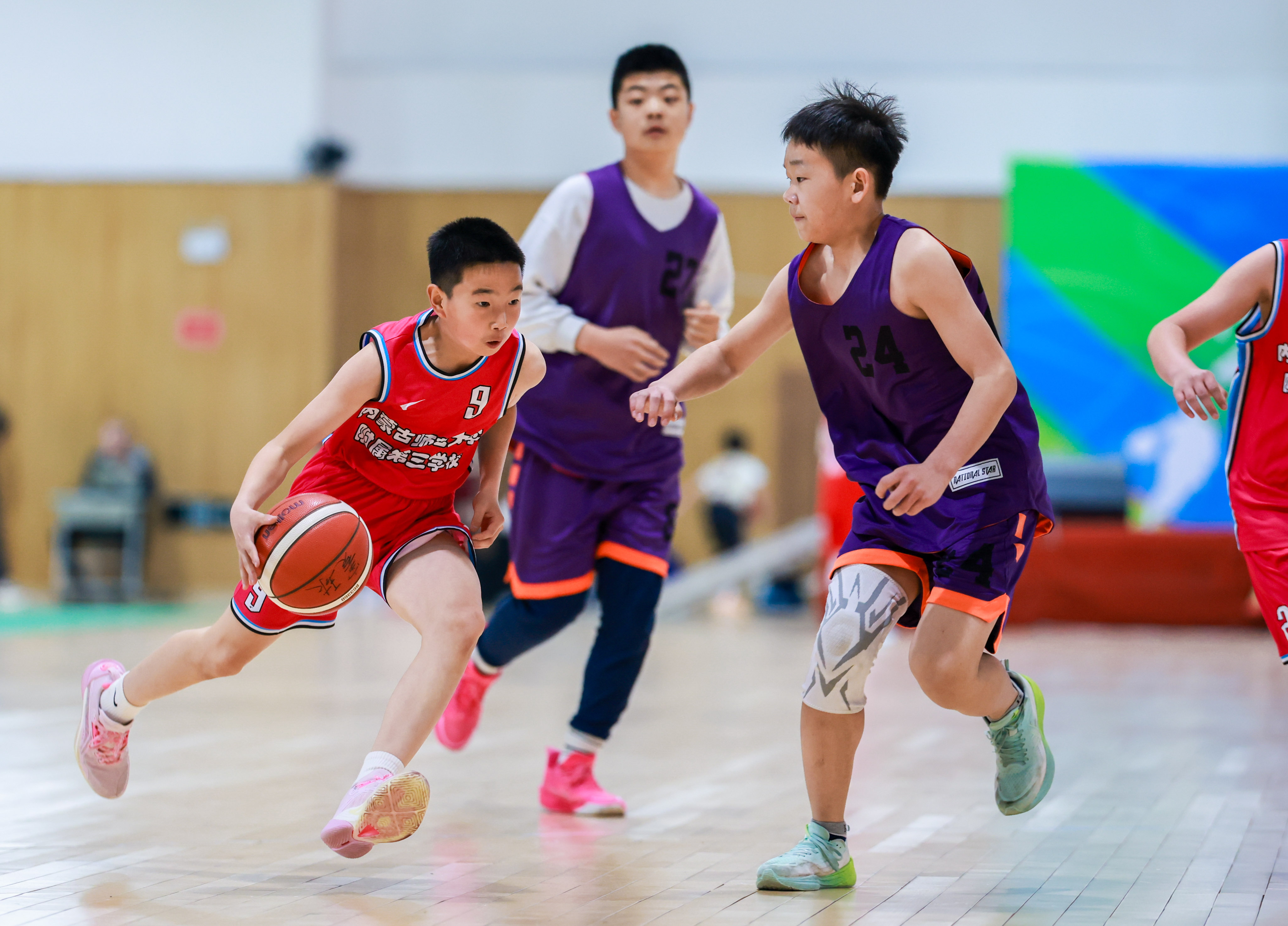 呼和浩特：中小学生篮球比赛上演精彩对决