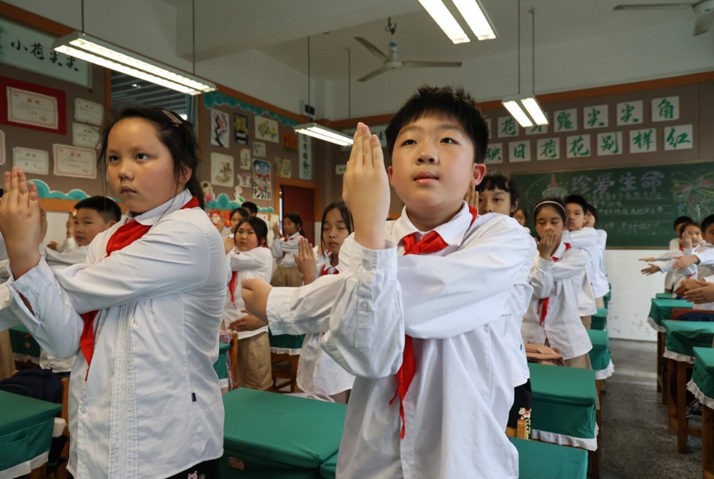 重庆：雨天锻炼不打烊 课桌操活力助成长