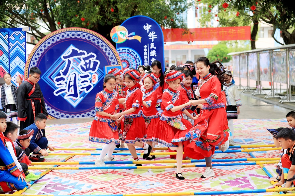 图1:2026年4月15日,在广西柳州市融安县实验小学,学生在跳竹竿舞(谭凯兴 摄)。.JPG 图1:2026年4月15日,在广西柳州市融安县实验小学,学生在跳竹竿舞(谭凯兴 摄)。.JPG