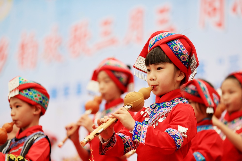 图4:2026年4月15日,在广西柳州市融安县实验小学,学生们在演奏葫芦丝(谭凯兴 摄)。.JPG 图4:2026年4月15日,在广西柳州市融安县实验小学,学生们在演奏葫芦丝(谭凯兴 摄)。.JPG