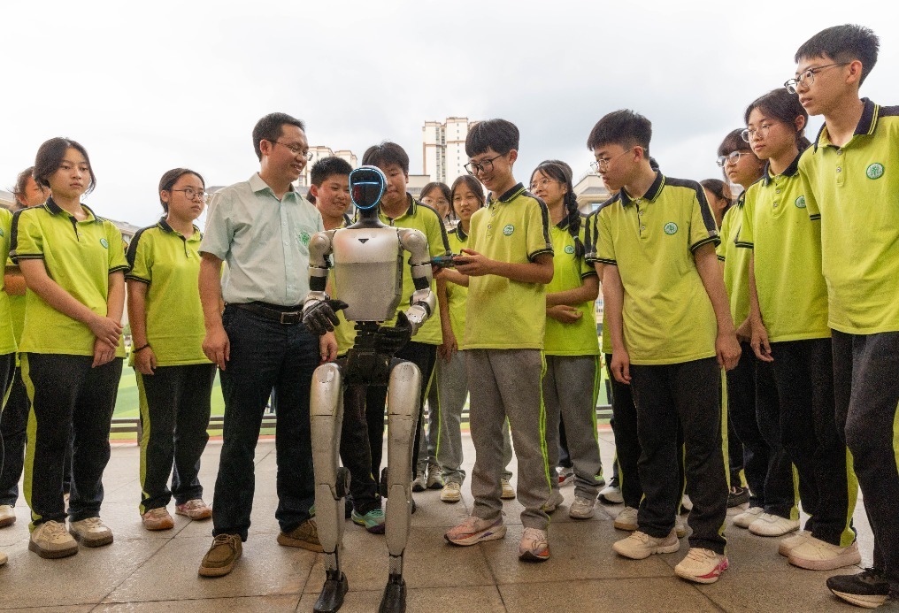 2、2026年5月25日，重庆市南川中学校科技嘉年华活动，学生在教师的指导下通过控制器与人形机器人互动，感受人工智能的魅力。.JPG