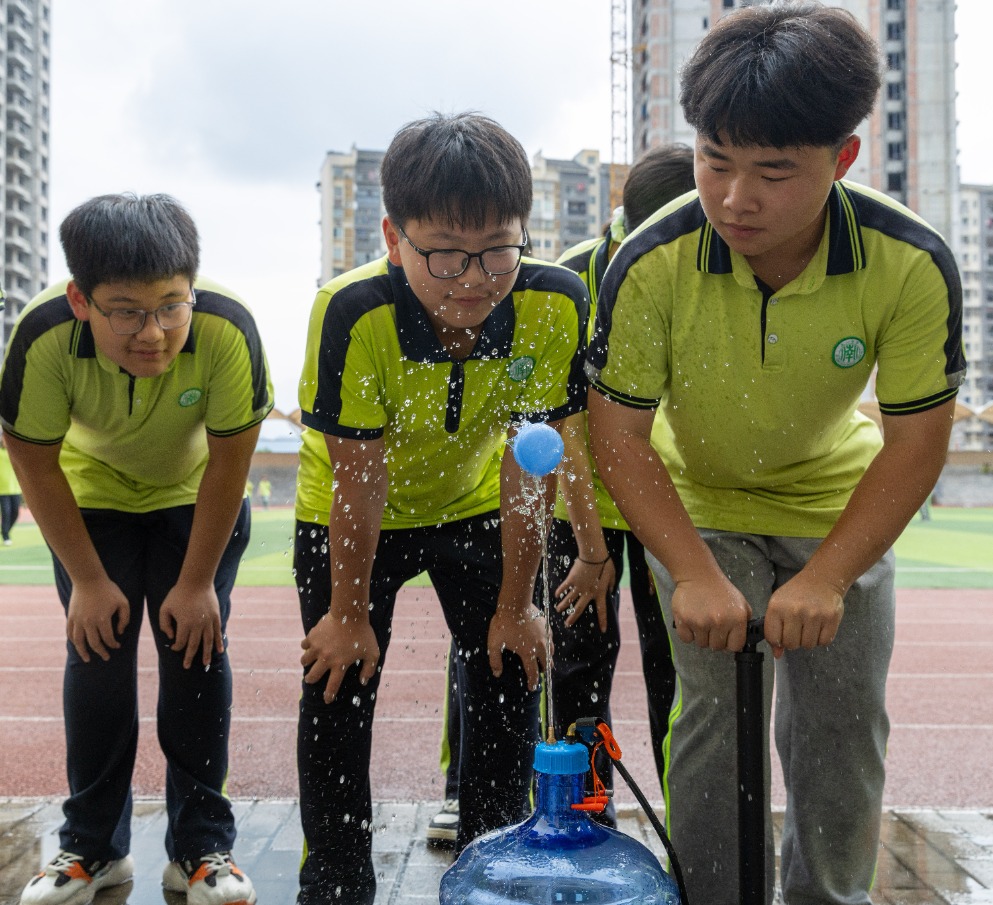 3、2026年5月25日，重庆市南川中学校科技嘉年华活动，学生在体验水悬浮乒乓球喷泉实验。.JPG
