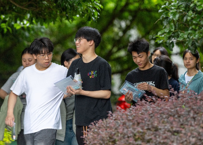 1、2026年6月7日，重庆市南川考区南川中学考点，考生们面带笑容，从容入场。.JPG