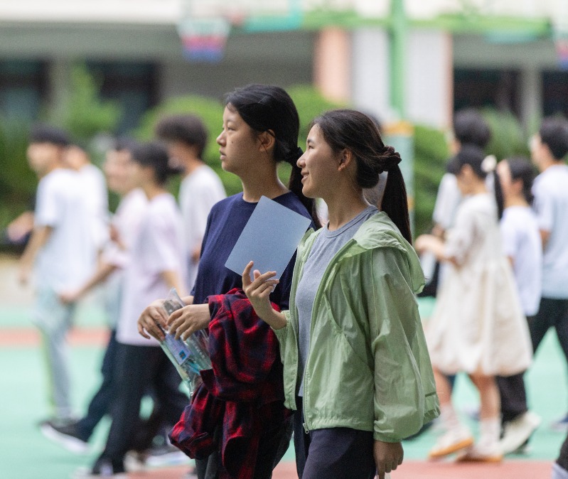 4、2026年6月7日，重庆市南川考区南川中学考点，考生们结伴走向考场，青春朝气尽显。.JPG