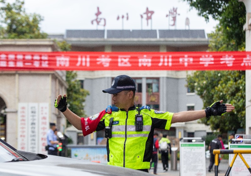 2、2026年6月7日，重庆市南川考区南川中学考点外，交警在现场指挥交通，为考生开辟安全通道。.JPG