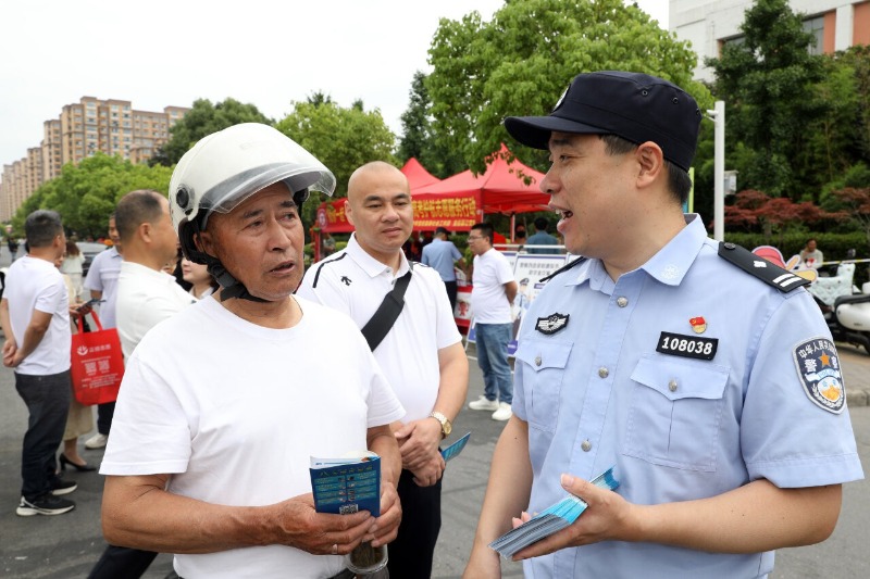江苏宝应：考点外“摆摊”话反诈