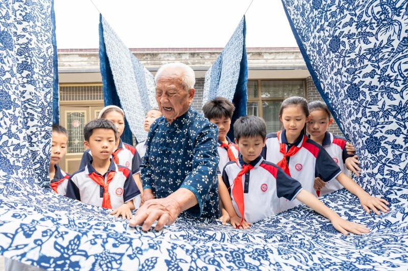 江苏南通：染坊里的蓝印花布“非遗课堂”