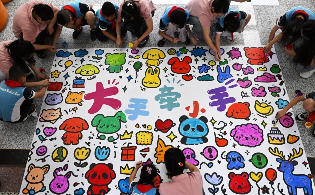 成都：以爱为伴 以画传情 特教校园温情献礼教师节