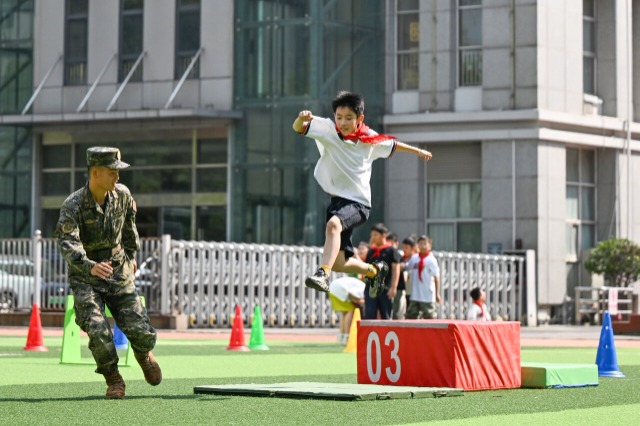 合肥：大手拉小手 重走长征路