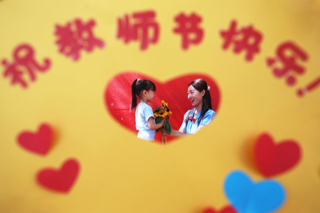 河北唐山：表达祝福 感念师恩
