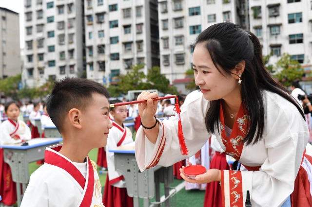 贵州黔东南：开笔启智润童心