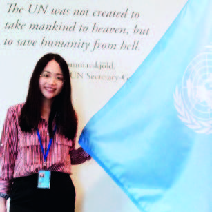 林殷颖在联合国实习期间留影.jpg