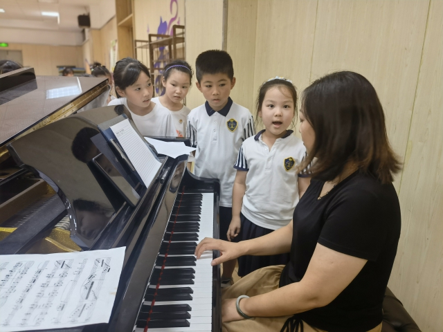 镇海区实验小学学生在老师的指导下 合唱 学校供图.jpg