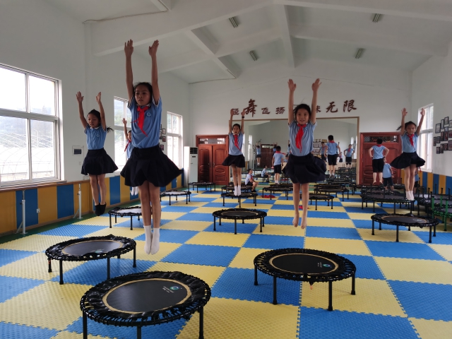 镇海区澥浦中心学校学生在练习蹦床 学校供图.jpg