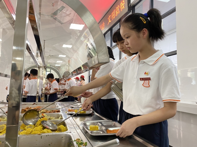 镇海区中兴中学学生在学校里享用自助晚餐 学校供图.jpg
