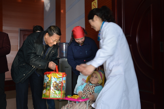 P27-29 图2  到医院看望新疆少数民族儿童(左一为作者)，并为他们购买棉衣和玩具 董立人 供图.JPG