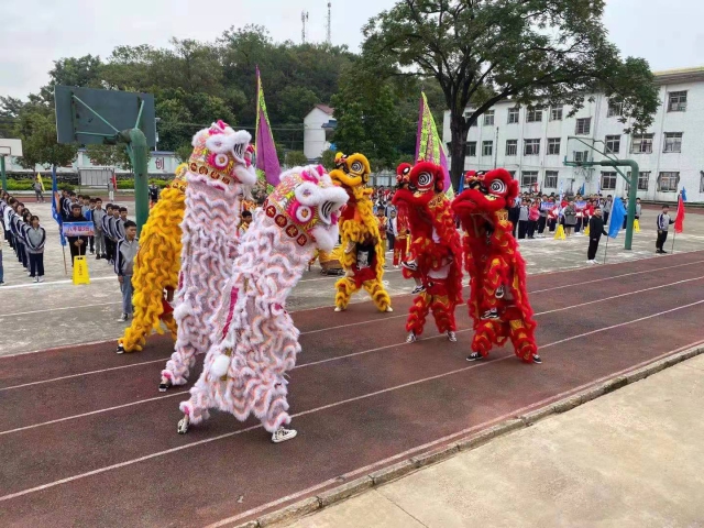 和睦中学的学生表演舞狮.jpg