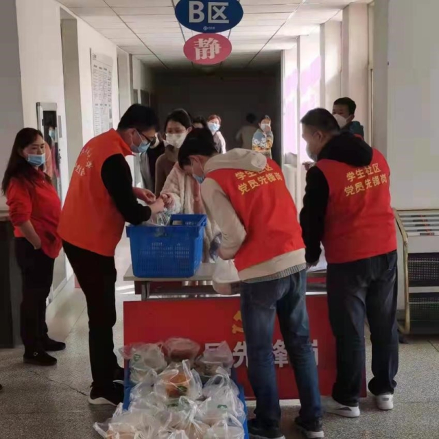 学生党员志愿者为封闭楼宇送餐.jpg