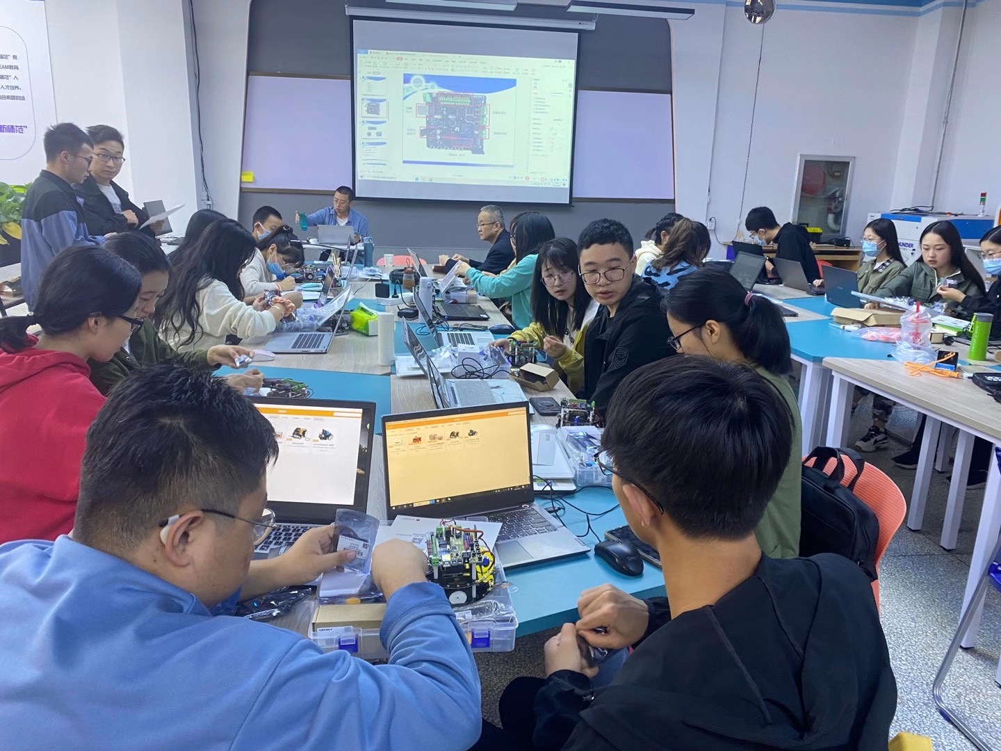 学生在“互联网+校园工场”在线灵活就业创业实践平台上开展创新实践训练.JPG